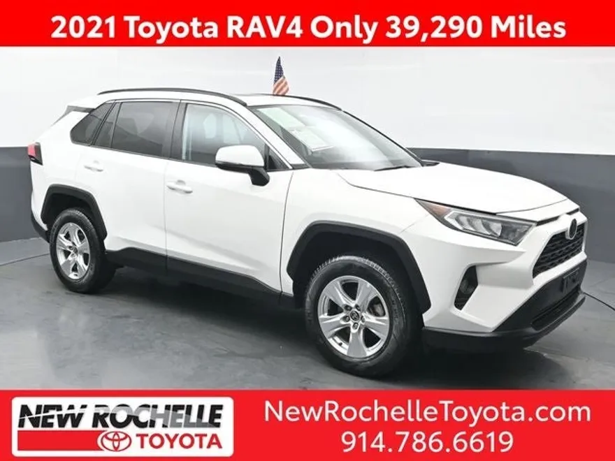 2021 Toyota RAV4 XLE photo 1