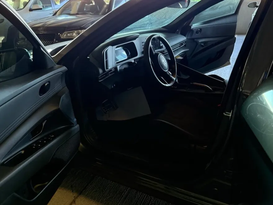 2025 Hyundai Elantra SEL Sport photo 2