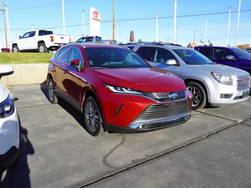 2024 Toyota Venza XLE photo 1