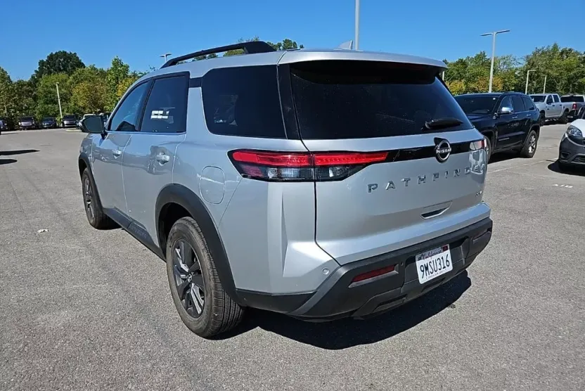 2024 Nissan Pathfinder SV photo 1