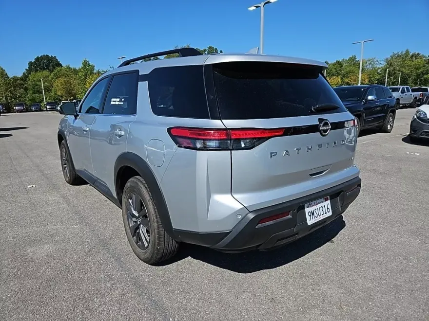 2024 Nissan Pathfinder SV photo 1