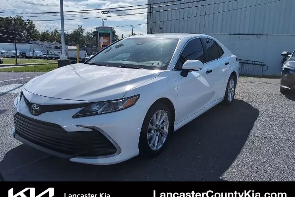 2023 Toyota Camry LE photo 1