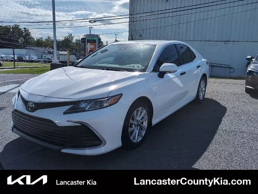 2023 Toyota Camry LE photo 1