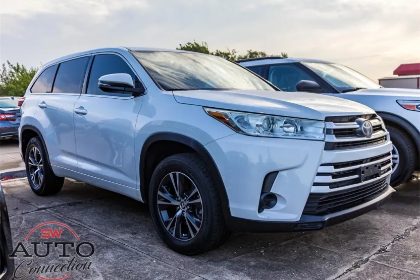 2017 Toyota Highlander LE photo 1