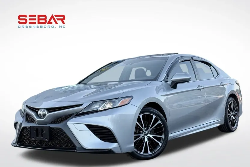 2018 Toyota Camry SE photo 1