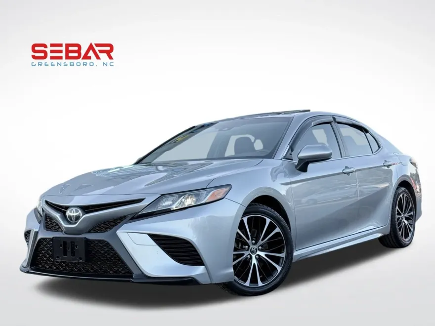 2018 Toyota Camry SE photo 1