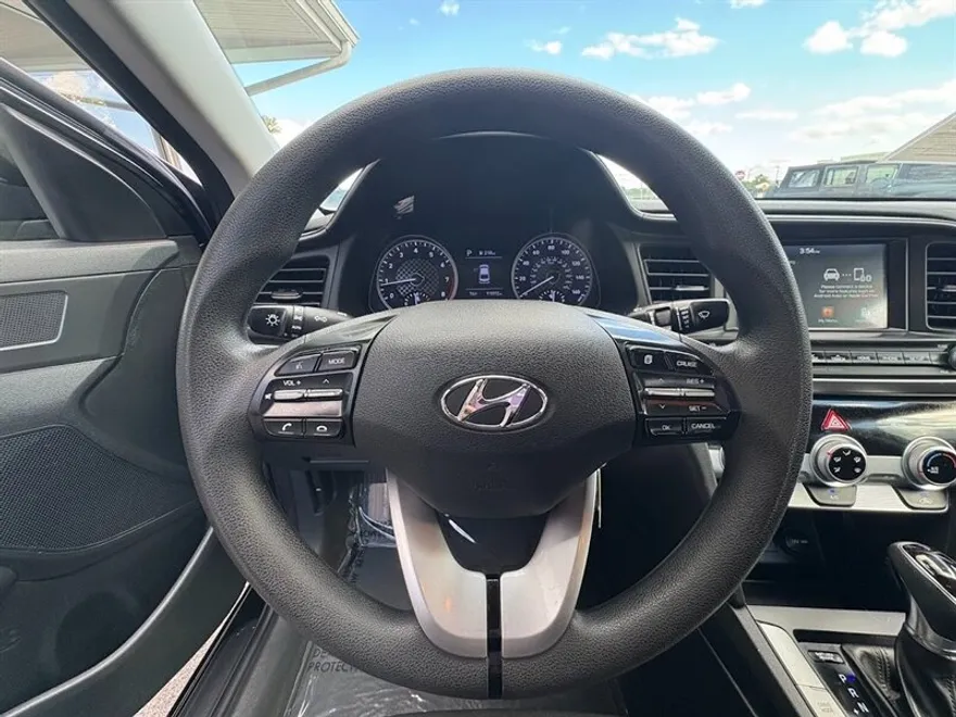 2019 Hyundai Elantra SEL photo 1