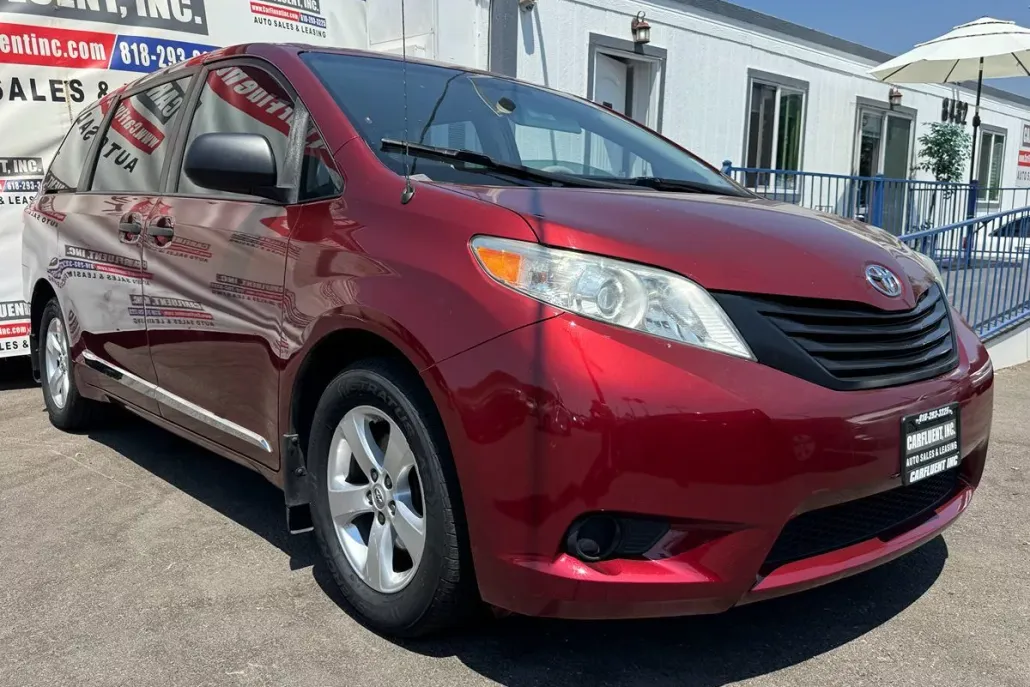 2013 Toyota Sienna L photo 1
