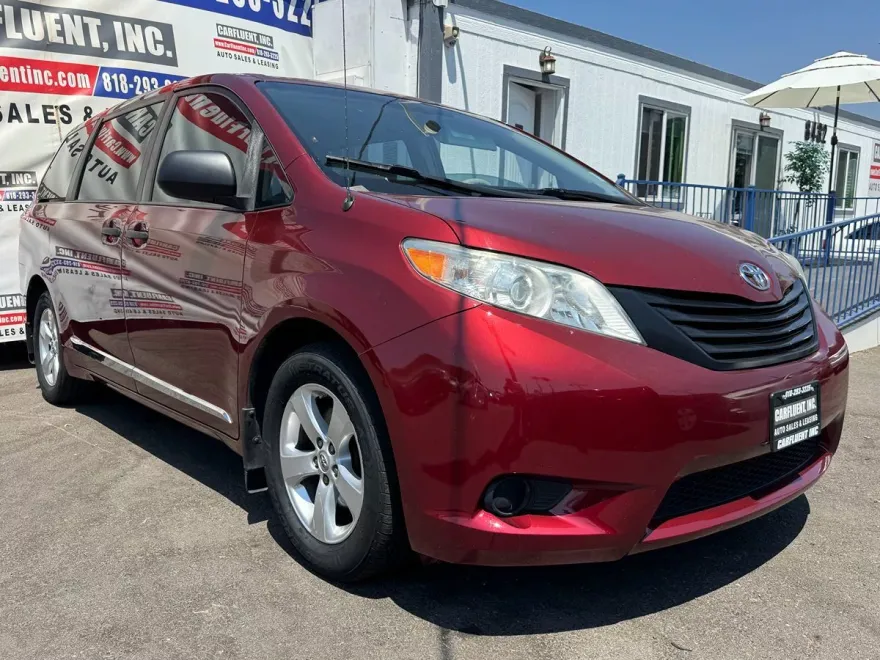 2013 Toyota Sienna L photo 1