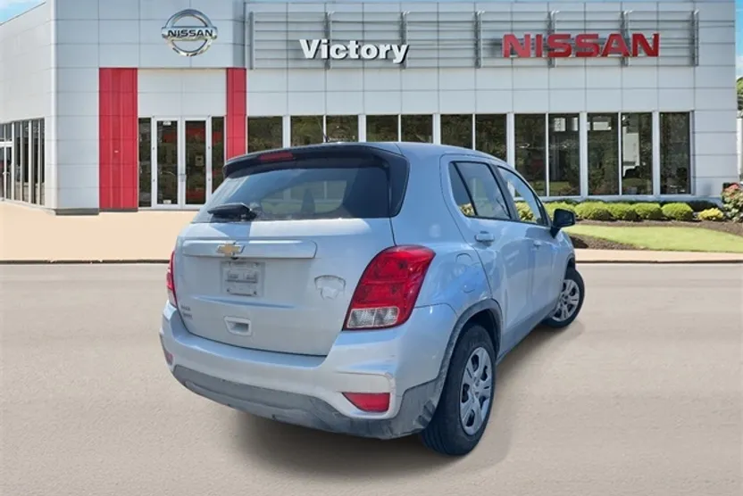 2017 Chevrolet Trax LS photo 1
