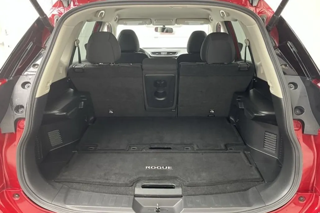 2017 Nissan Rogue SV photo 1