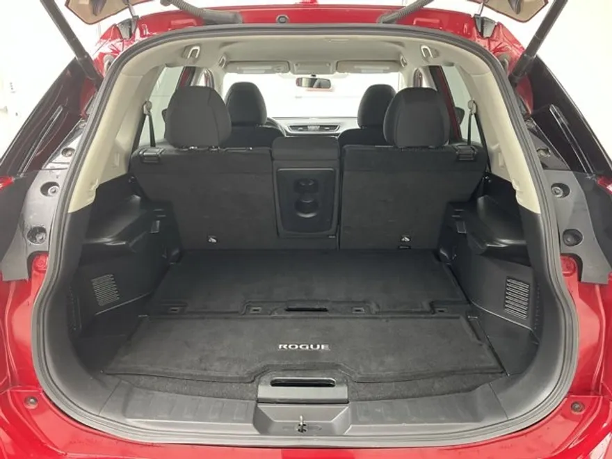 2017 Nissan Rogue SV photo 1