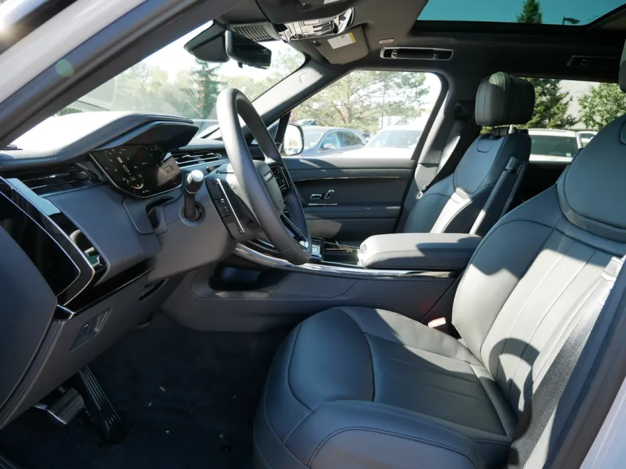 2025 Land Rover Range Rover Sport SE photo 1