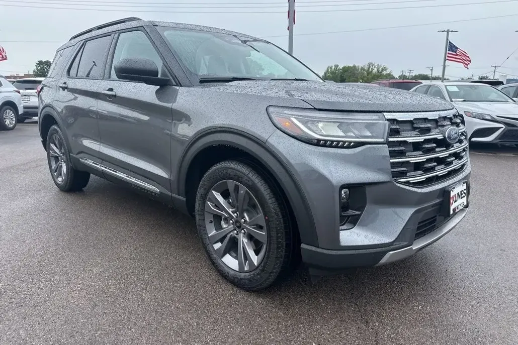 2025 Ford Explorer photo 1