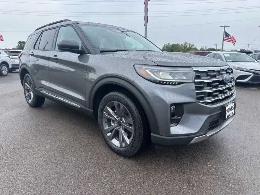 2025 Ford Explorer photo 1