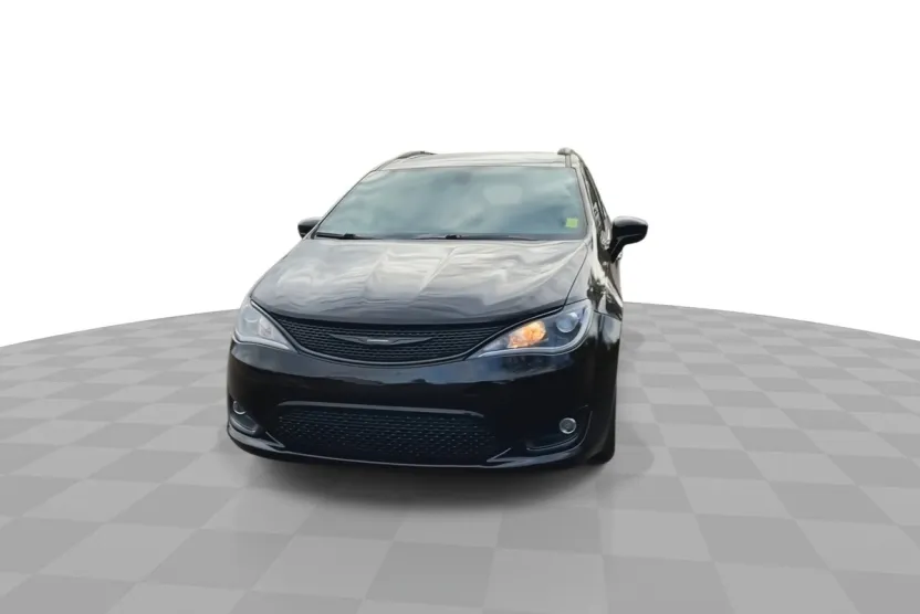 2019 Chrysler Pacifica Touring L photo 1