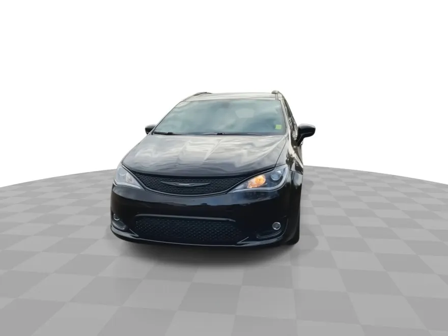 2019 Chrysler Pacifica Touring L photo 1