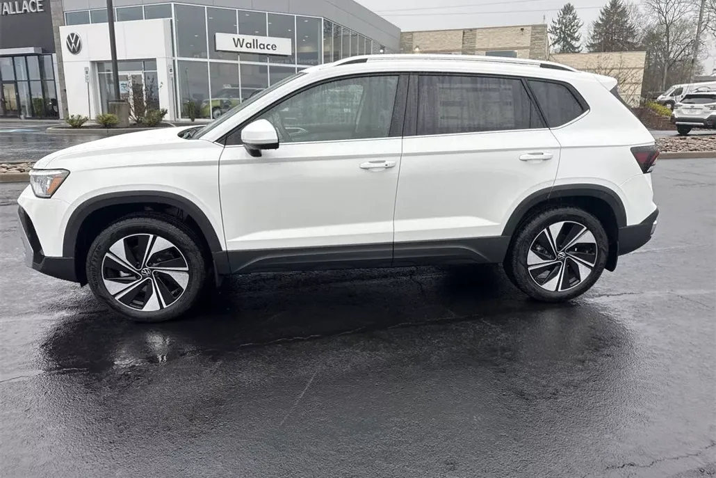 2025 Volkswagen Taos SE photo 1