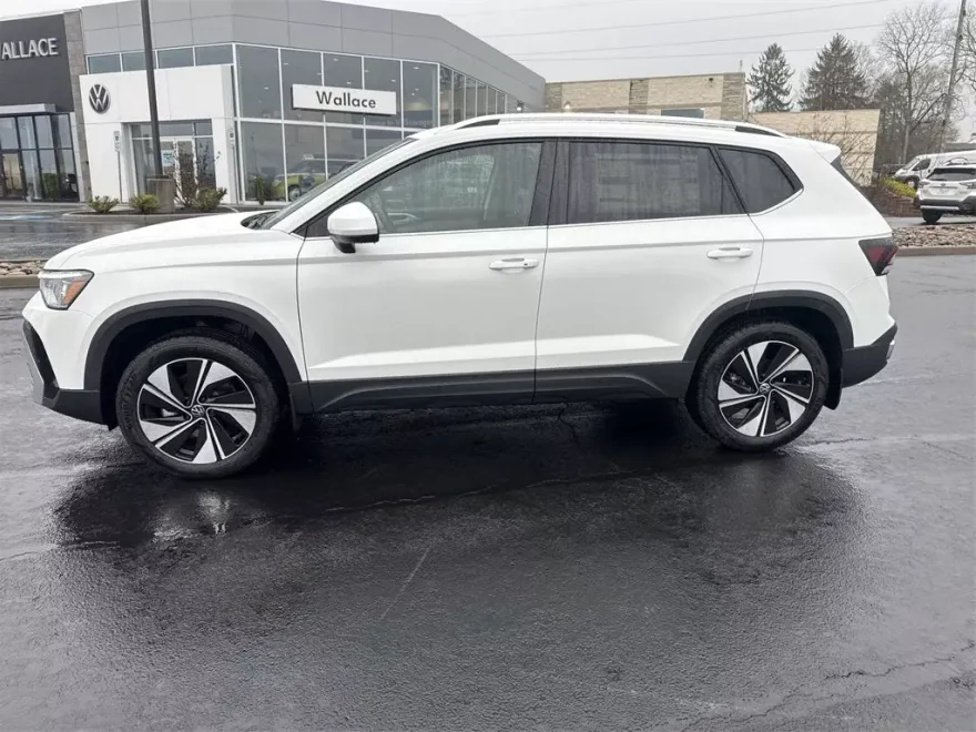 2025 Volkswagen Taos SE photo 1