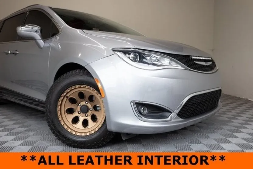 2020 Chrysler Pacifica Limited photo 1