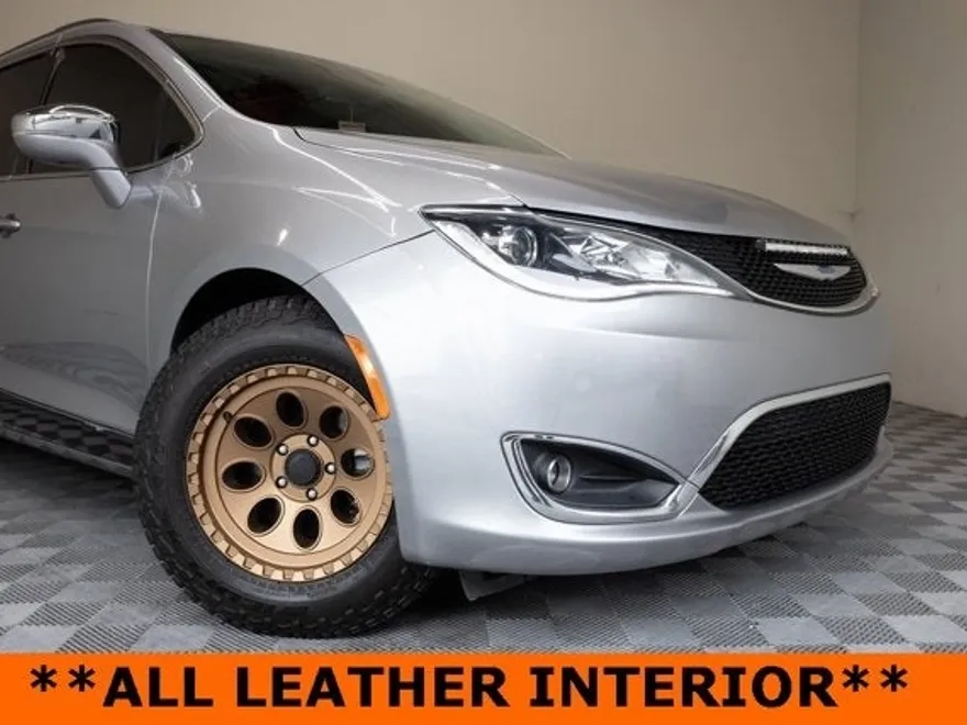2020 Chrysler Pacifica Limited photo 1