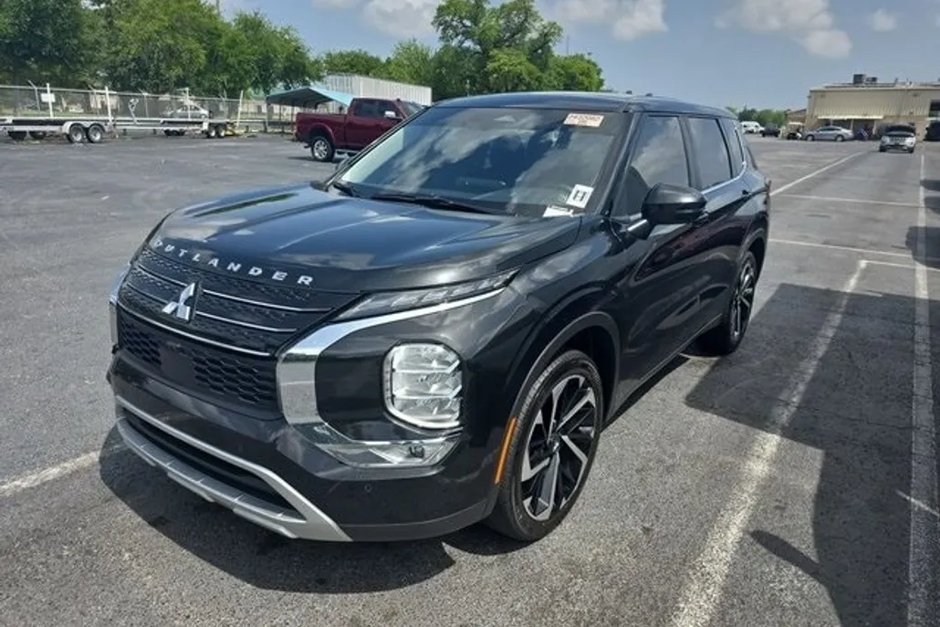 2024 Mitsubishi Outlander SE photo 1