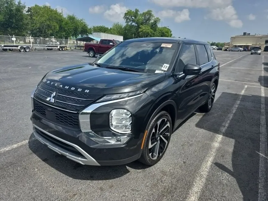 2024 Mitsubishi Outlander SE photo 1