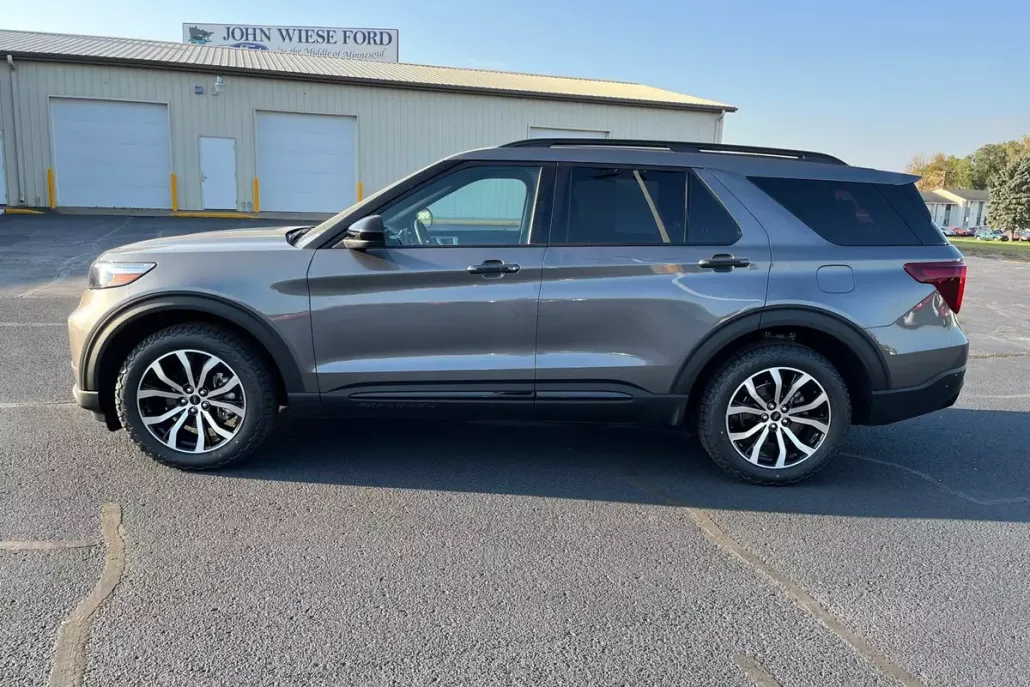 2023 Ford Explorer ST photo 1