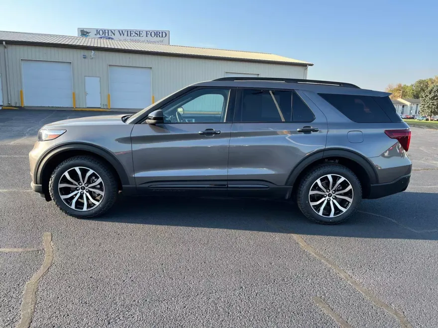 2023 Ford Explorer ST photo 1