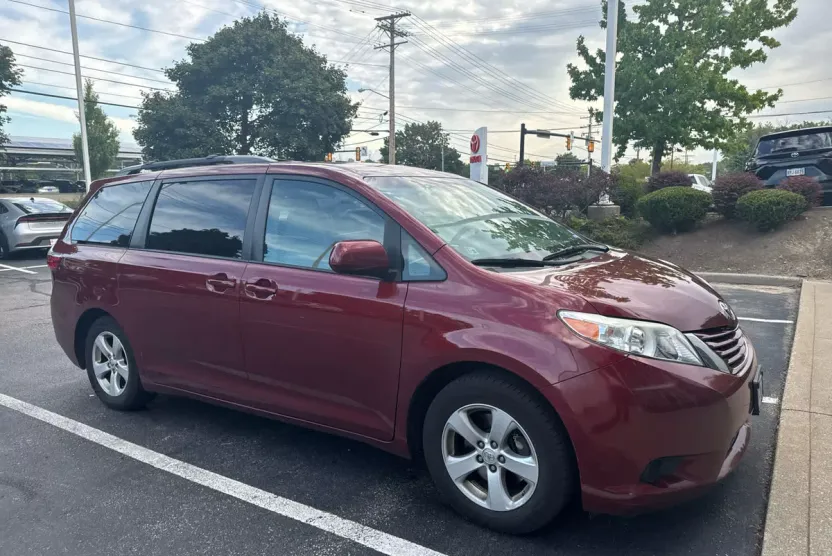 2016 Toyota Sienna LE photo 1