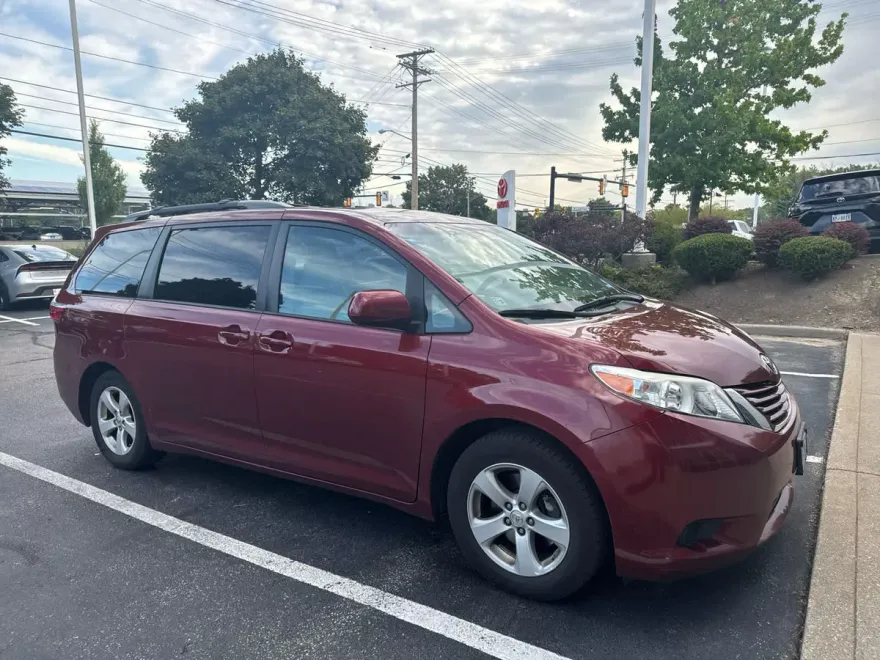 2016 Toyota Sienna LE photo 1