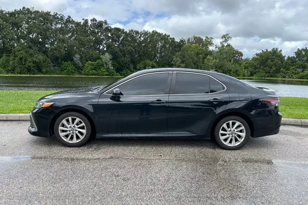 2023 Toyota Camry LE photo 1