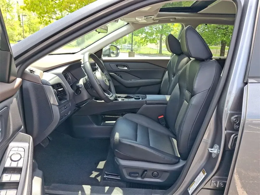 2022 Nissan Rogue SV photo 3