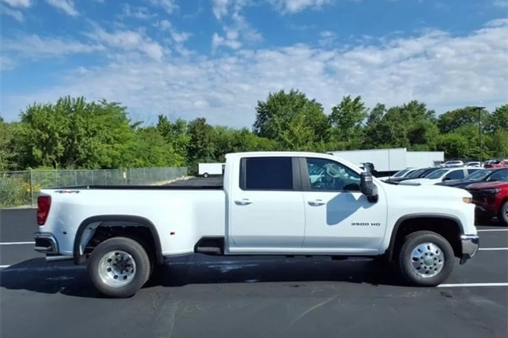 2026 Chevrolet Silverado 3500HD LT photo 1