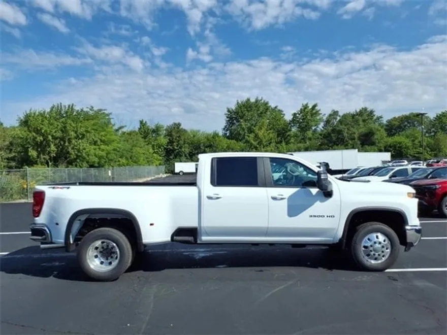 2026 Chevrolet Silverado 3500HD LT photo 1