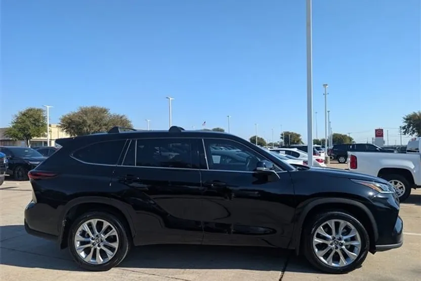 2024 Toyota Highlander LE photo 1