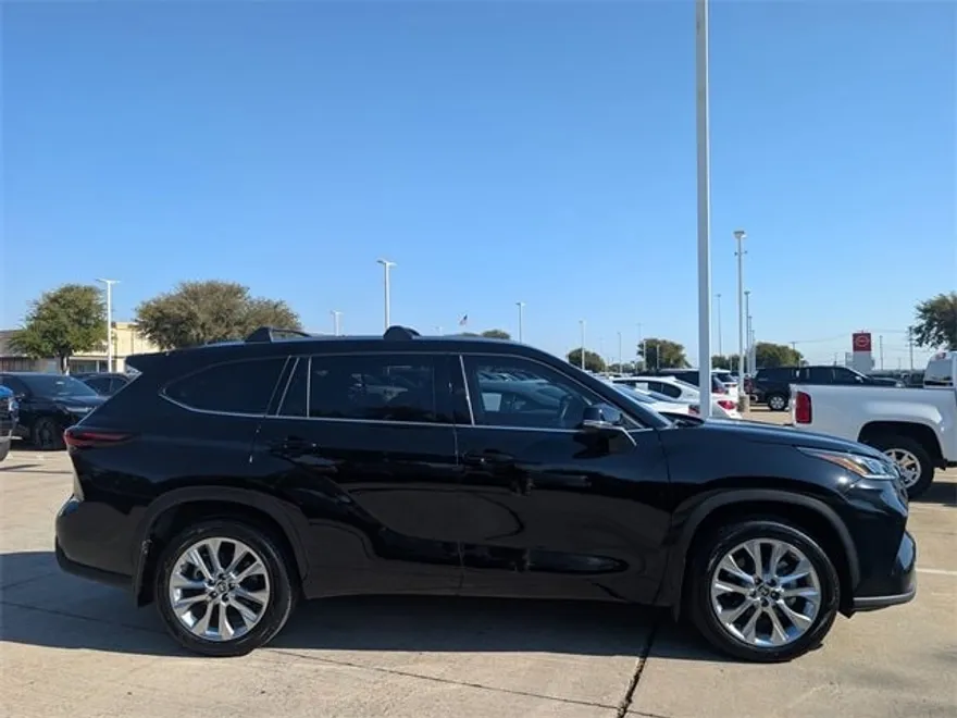 2024 Toyota Highlander LE photo 1