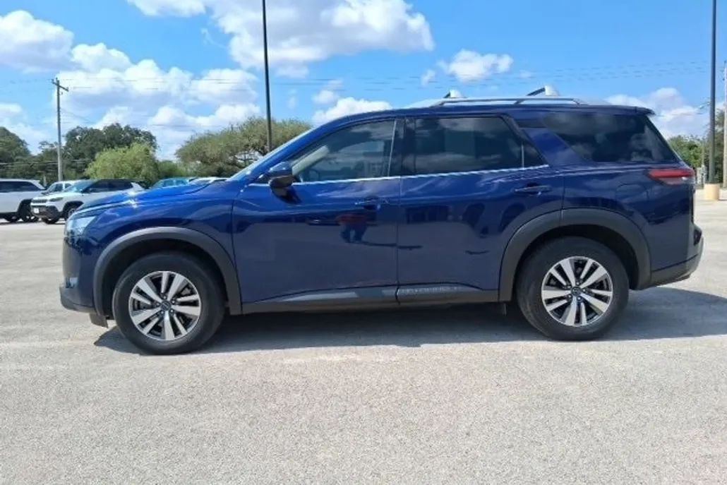 2023 Nissan Pathfinder SL photo 1