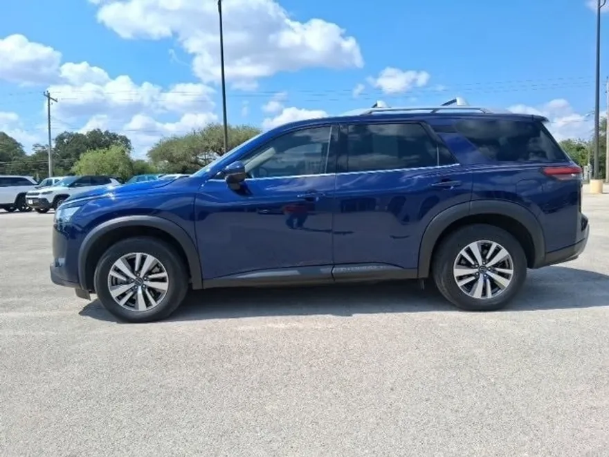 2023 Nissan Pathfinder SL photo 1