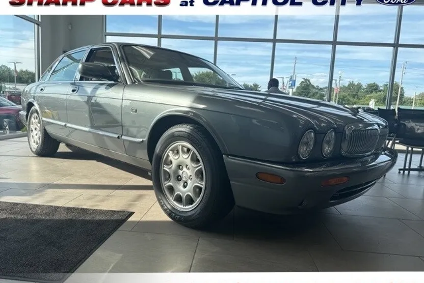2002 Jaguar XJ 8 Base photo 1