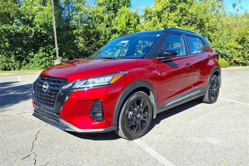 2024 Nissan Kicks SR photo 1