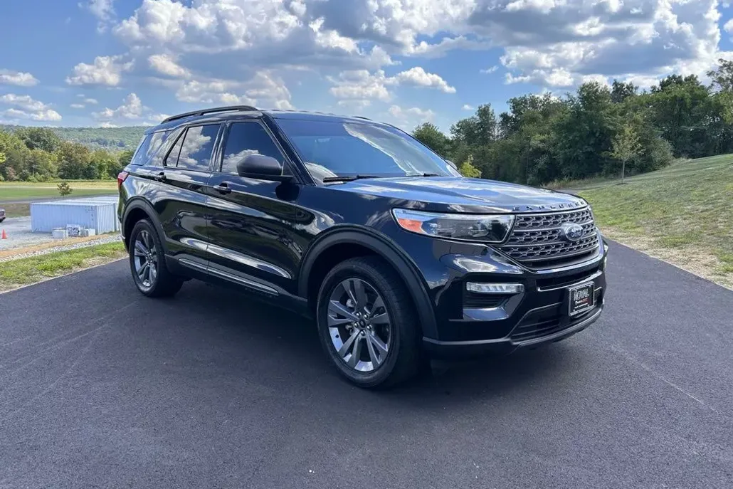2021 Ford Explorer XLT photo 1