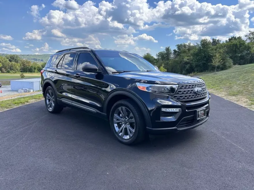 2021 Ford Explorer XLT photo 1