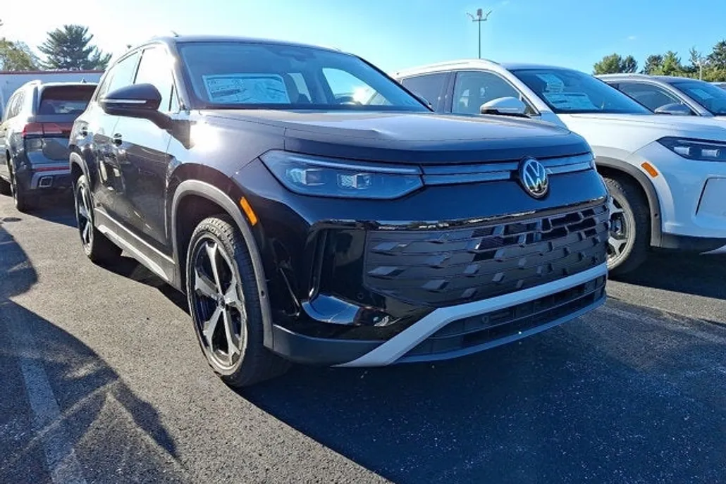 2025 Volkswagen Tiguan SE photo 1