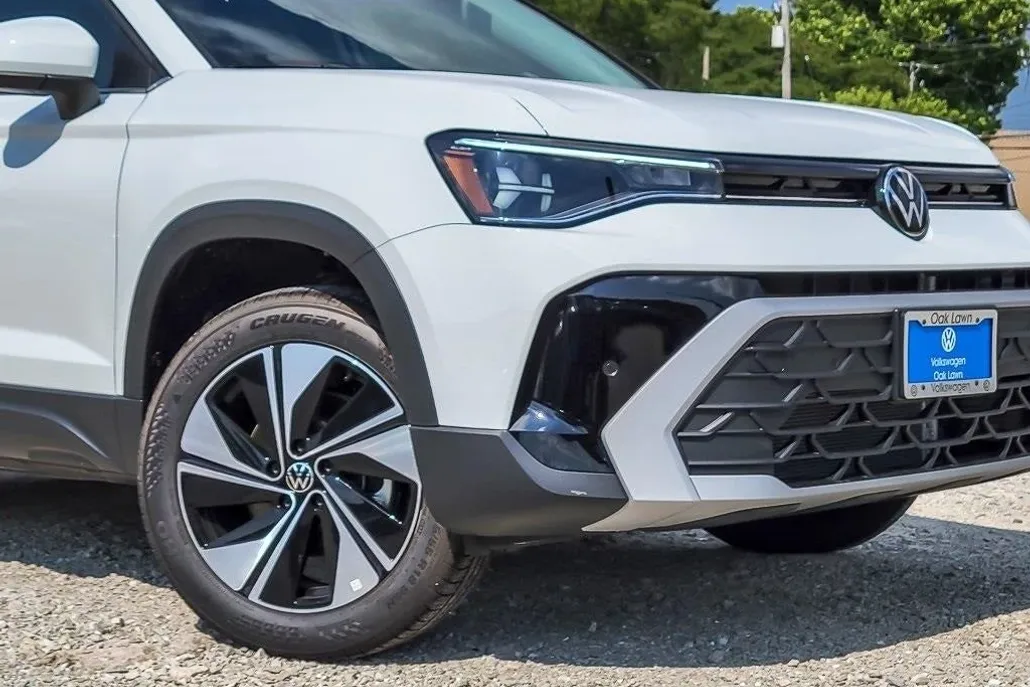 2025 Volkswagen Taos SE photo 1