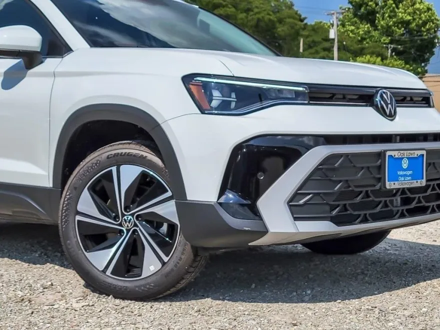 2025 Volkswagen Taos SE photo 1