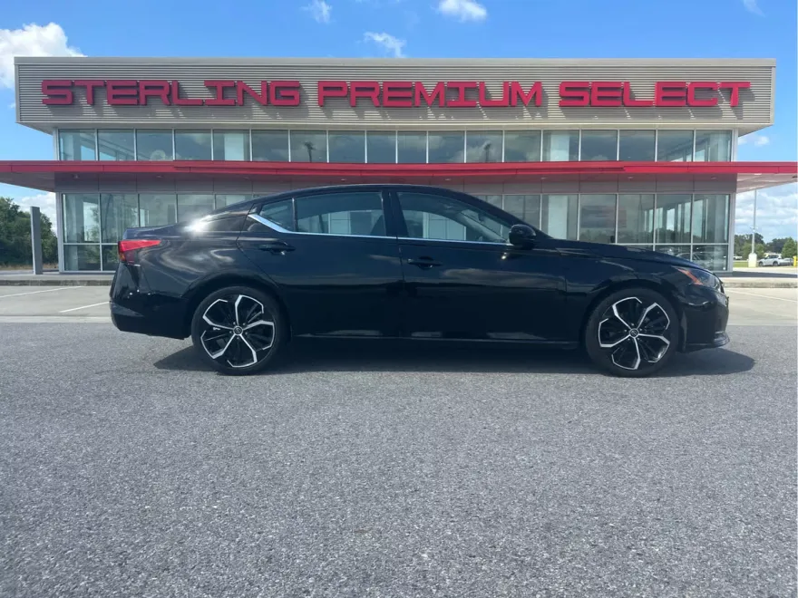 2023 Nissan Altima 2.5 SR photo 1