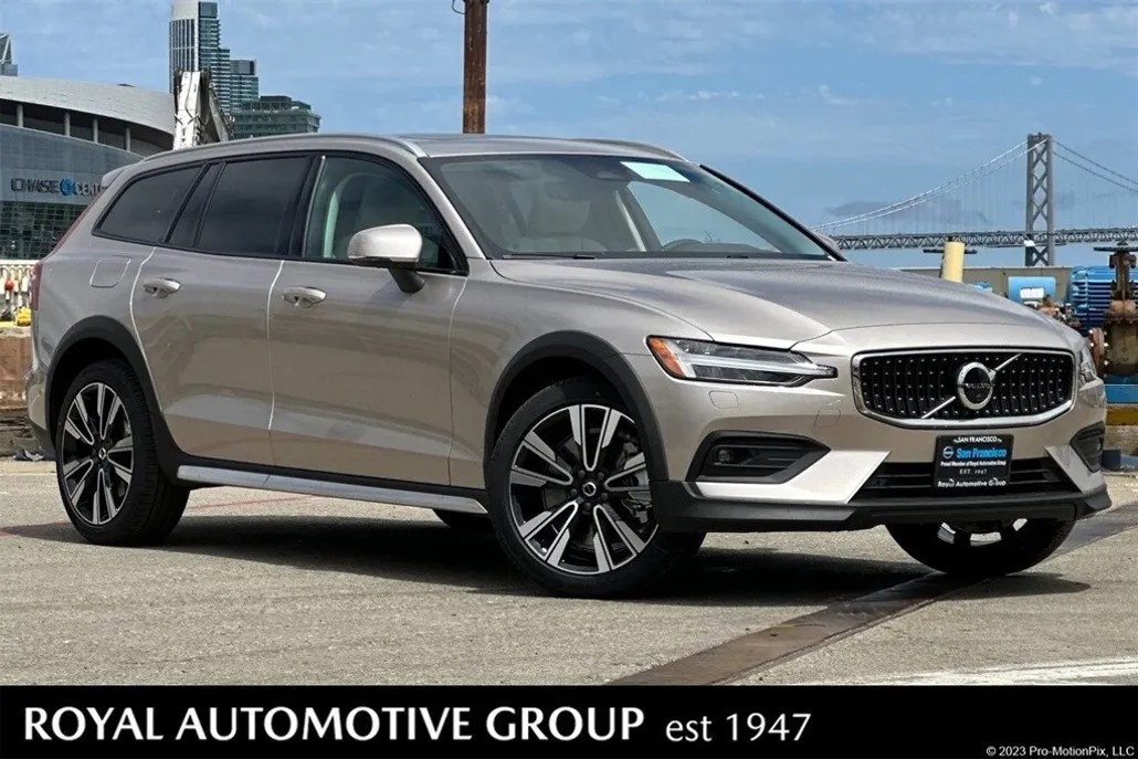 2026 Volvo V60 Cross Country B5 photo 1