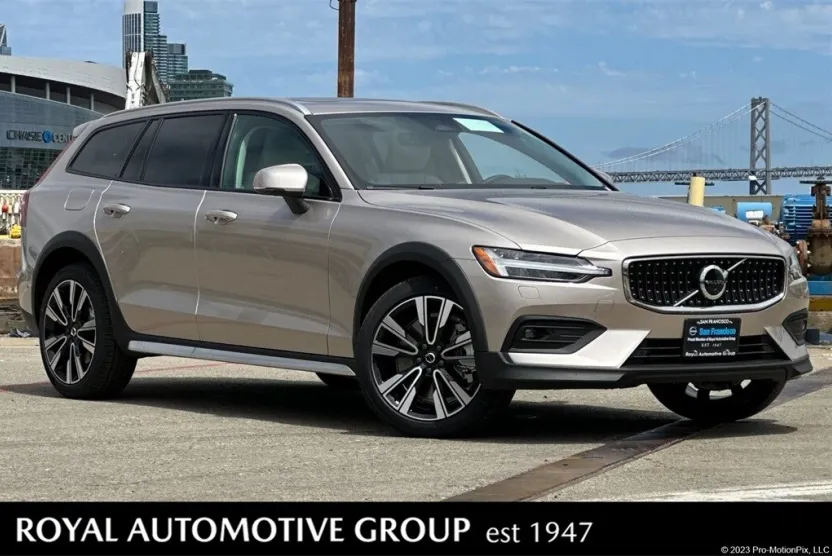 2026 Volvo V60 Cross Country B5 photo 1