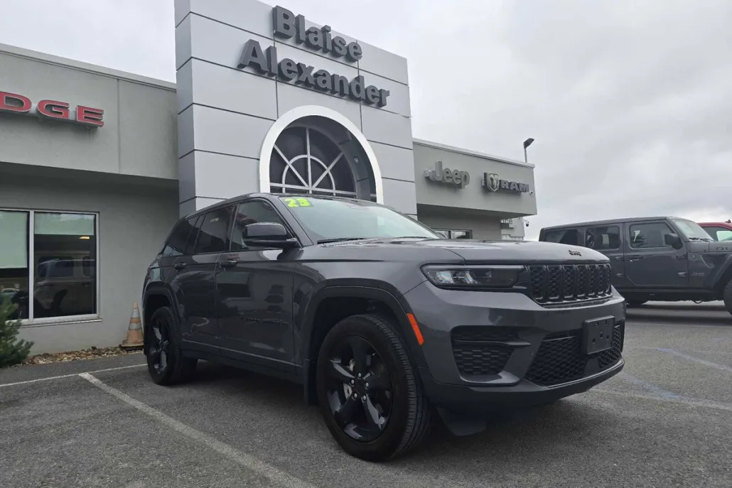 2023 Jeep Grand Cherokee Laredo photo 1